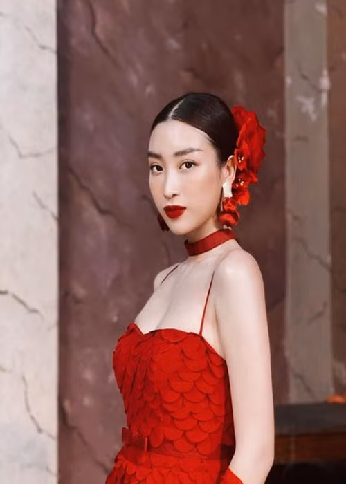 Hồi tháng 2/2022, Đỗ Mỹ Linh vướng nghi vấn chuẩn bị kết hôn bởi bị soi đeo nhẫn kim cương lớn ở ngón áp út.