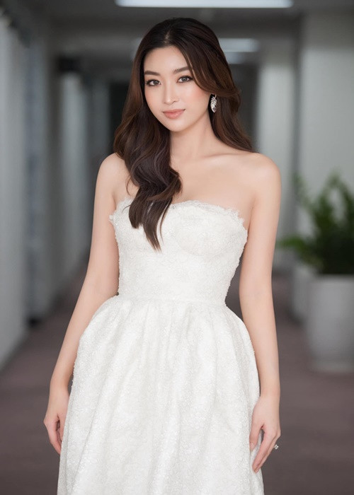 Người đẹp gốc Hà thành chia sẻ trên Dân Trí, chiếc nhẫn kim cương cô đeo thực ra chỉ là trang sức bình thường, không phải nhẫn đính hôn và việc cô đeo ở ngón áp út là ngẫu nhiên. Mỹ Linh còn khẳng định, nếu có đám cưới, cô sẵn sàng chia sẻ tin vui với công chúng.