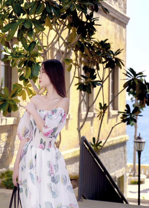 Mỹ Linh thả dáng với mẫu váy hoa trễ vai.