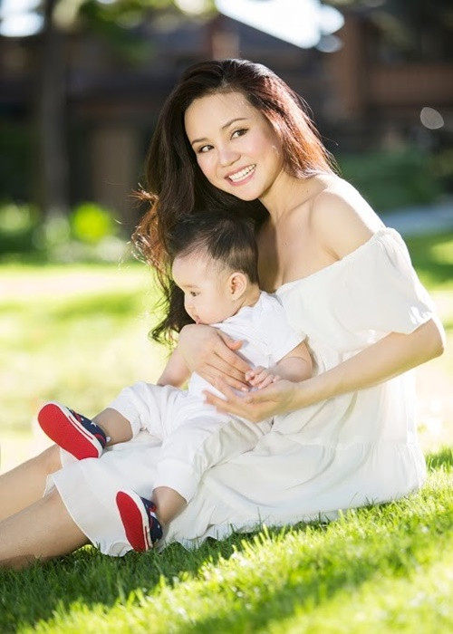 Tuy nhiên, chỉ sau 4 tháng sinh con, giọng ca “Đồng xanh” đã giảm được 23kg, lấy lại vóc dáng cũ với cân nặng là 44kg. Ảnh: Zing