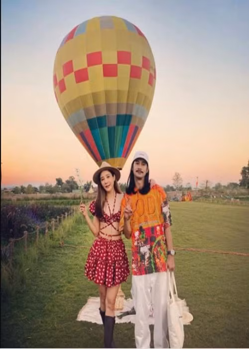 Hippo kể lại lời nói của Bird trong Kui Saeb TV Show: "Tôi đã theo đuổi Tangmo suốt 7 năm, tại sao tình yêu đến với chúng tôi ngắn ngủi như thế? Bảy năm rồi, tại sao tôi chỉ được yêu cô ấy đến lúc này thôi?". Ảnh: Zing