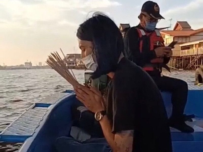 Bird thất thần, thậm chí khóc nức nở trong quá trình tìm kiếm Tangmo. Ảnh: Giao thông