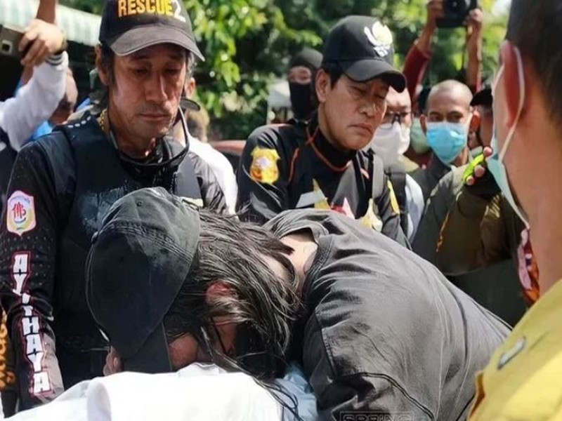 Khi thi thể của Tangmo được tìm thấy, Bird suy sụp. Ảnh: Zing