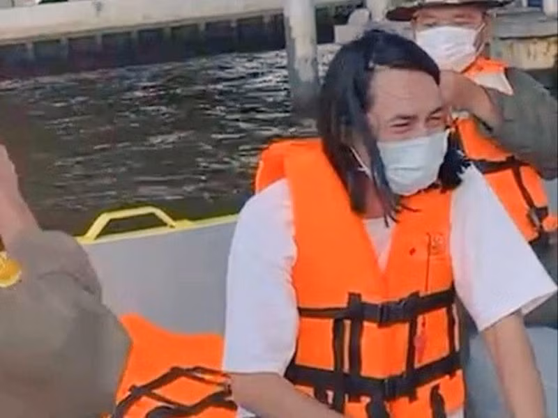 Khi diễn viên "Chiếc lá cuốn bay" ngã sông, Bird luôn ở hiện trường với hy vọng sớm tìm thấy bạn gái. Ảnh: Giao thông