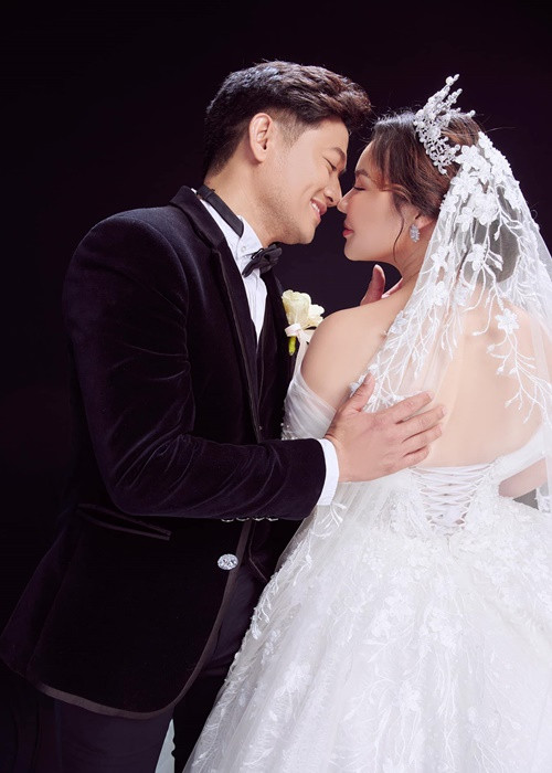 Quý Bình và doanh nhân Ngọc Tiền tổ chức đám cưới vào cuối tháng 12/2020 sau hơn 3 năm hẹn hò. Ảnh: FBNV