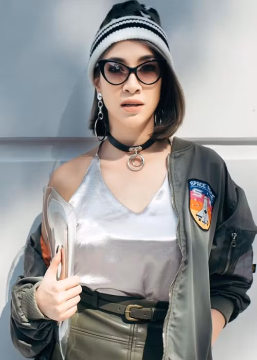 “Ai cũng nhìn vào tôi như một đứa con gái đi giật chồng, giật bồ người khác, mà không ai biết tôi hoàn toàn vô can. Ai sẽ tin tôi? Chẳng ai tin cả. Đến ngay cả vợ của anh ta, khi tôi trưng ra những bằng chứng cho thấy anh ta đã cầu hôn tôi, chị ấy mới tin”, Pha Lê kể. Ảnh: FBNV