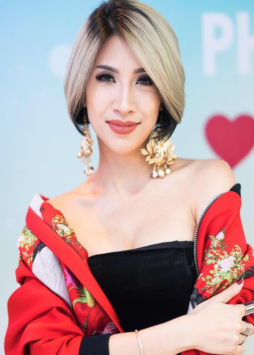 Pha Lê từng bật mí mối tình với một người quay phim đã một đời vợ. “Người đàn ông của tôi là một quay phim. Anh hơn tôi tới chục tuổi, rất chững chạc, điềm đạm, điều quan trọng là có thể khuất phục được một Pha Lê trẻ con, bướng bỉnh và hiếu thắng”, Pha Lê kể. Ảnh: FBNV