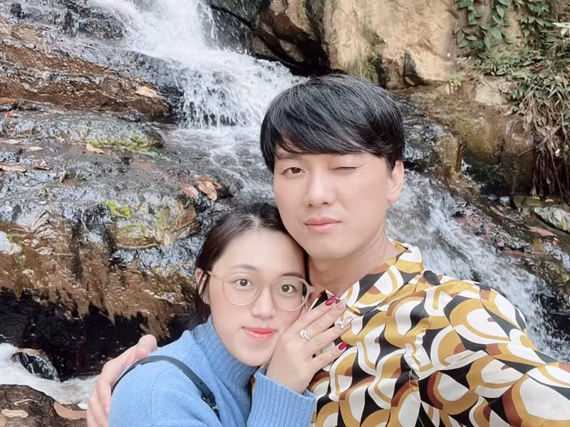 Quách Ngọc Tuyên hiện tại có tổ ấm hạnh phúc bên Thảo Hân. Bà xã của nam diễn viên sinh năm 2000, kém Quách Ngọc Tuyên đến 16 tuổi.