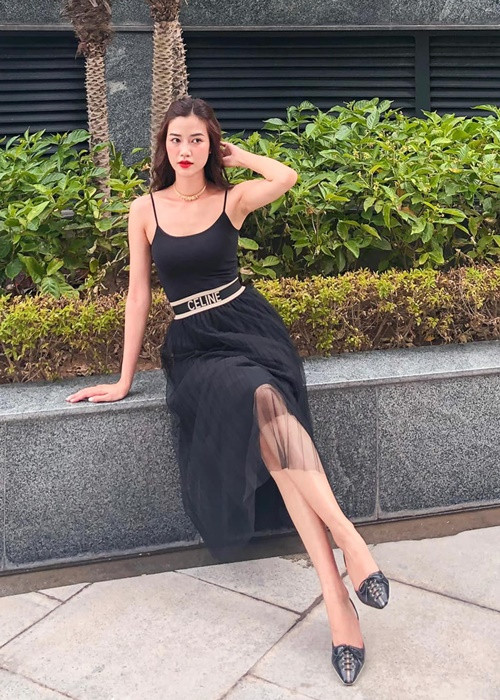 Nữ diễn viên sinh năm 1996 diện áo hai dây kết hợp với chân váy maxi trong một lần dạo phố.