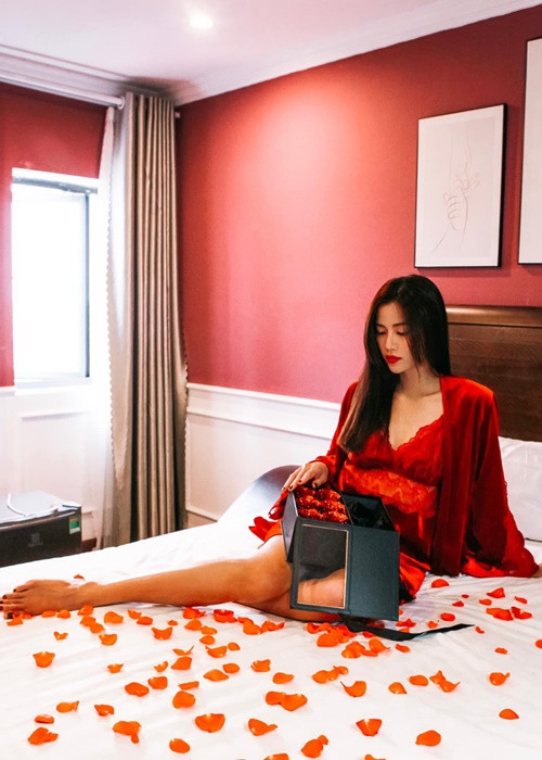 Anh Đào mặc váy ngủ gợi cảm hút mọi ánh nhìn.