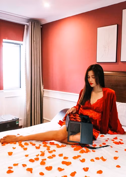 Anh Đào mặc váy ngủ gợi cảm hút mọi ánh nhìn.