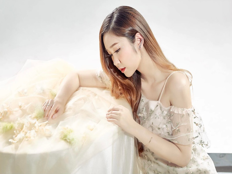 Nữ diễn viên phim "Lối về miền hoa" khoe vẻ nữ tính, gợi cảm với váy hai dây.