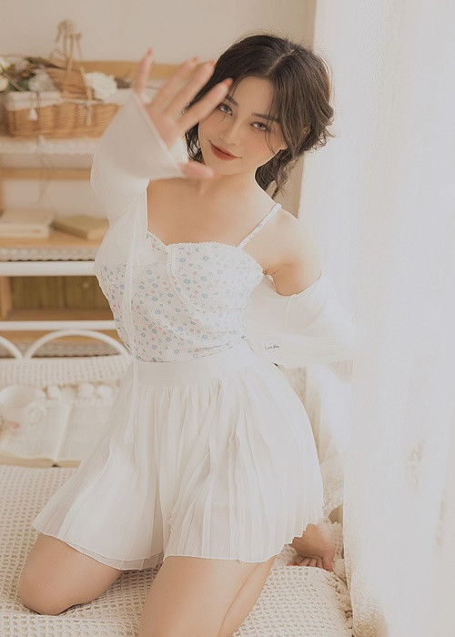 Phương của "Lối về miền hoa" được nhiều người nhận xét có nét giống ca sĩ Hoàng Thùy Linh.