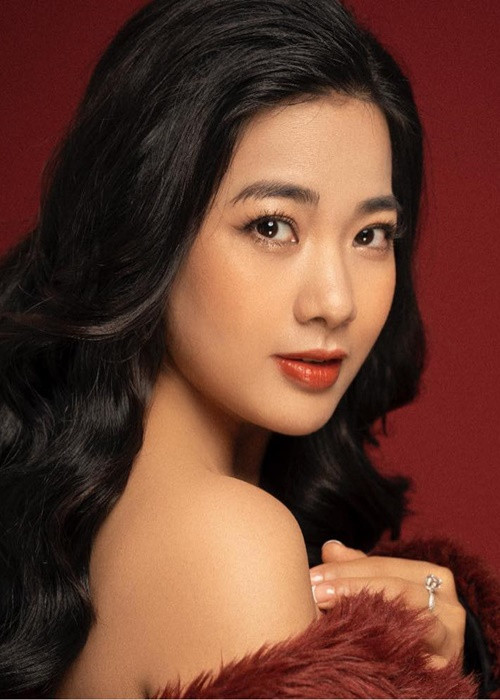 Nữ diễn viên sinh năm 1983, hơn tuổi Anh Đào (sinh năm 1996), Hàn Trang (sinh năm 2000), Quỳnh Châu (sinh năm 1998).