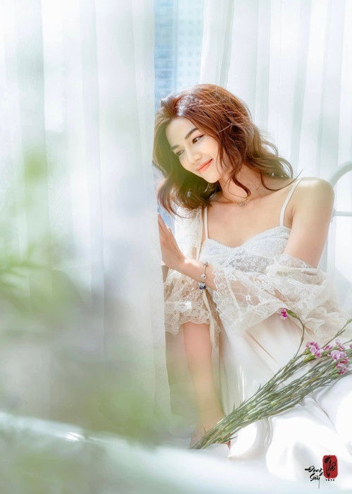 Anh Đào ở đời thường quyến rũ, khá hẳn trong phim "Lối về miền hoa".