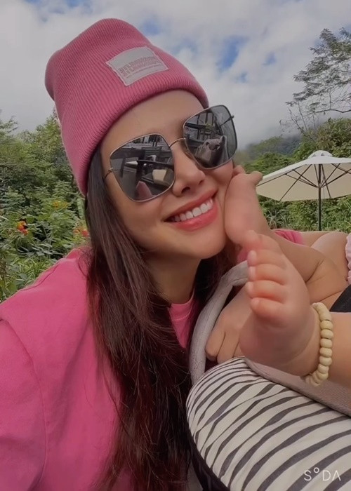 Chia sẻ clip bên thiên thần nhỏ, nữ diễn viên hạnh phúc viết: “Bị người khác cho chân lên mặt mà thấy vui là sao ta?”.