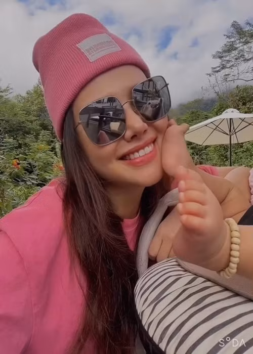 Chia sẻ clip bên thiên thần nhỏ, nữ diễn viên hạnh phúc viết: “Bị người khác cho chân lên mặt mà thấy vui là sao ta?”.