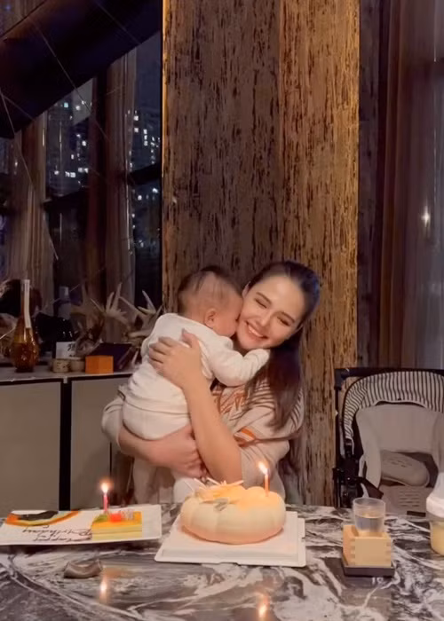Nữ diễn viên mừng sinh nhật bên con. “Hôm nay em bé mới được thổi bánh cùng mẹ. Tha lôi em đi cả tối mà em ngoan ơi là ngoan. Mỗi tội ham chơi quên ăn quên ngủ. Cuộc sống của mẹ trọn vẹn khi có em”, cô viết.