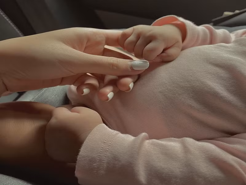 Khoảnh khắc con gái của Phanh Lee nắm ngón tay mẹ đầy thiêng liêng.