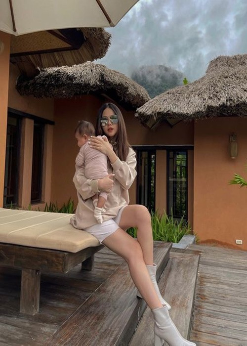Phanh Lee đưa con gái đi du lịch hồi tháng 10/2021.
