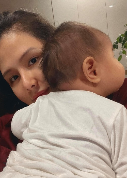 Phanh Lee khoe đón Trung thu cùng con gái. “Trung thu này nhà tui có bán bánh bao 2 trứng nhiều thịt các bác ơi”, cô hài hước chia sẻ.