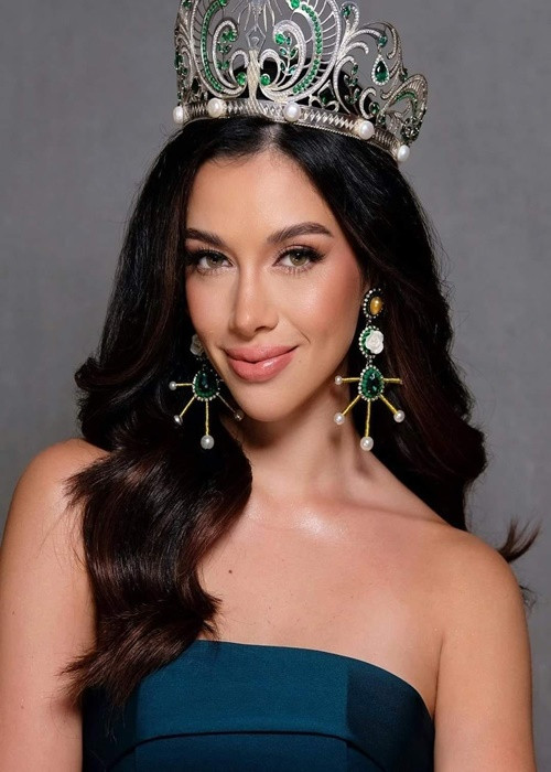 Đại diện Philippines gây ấn tượng với người đối diện nhờ đôi mắt hút hồn, nụ cười rạng rỡ. Ảnh: FBNV