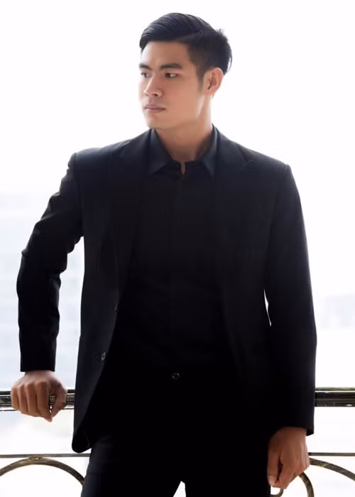 Danh Chiếu Linh sinh năm 1996. Anh cao 1m85, nặng 83 kg, có số đo 3 vòng: 107-79-100 cm. Ảnh: FBNV