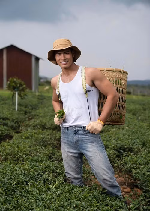 Theo ê-kíp đào tạo, huấn luyện, dù Danh Chiếu Linh chưa có nhiều kỹ năng trình diễn, nhưng ưu điểm của anh là sự chăm chỉ, cầu thị. Ảnh: FBNV