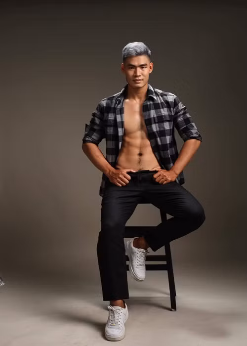 Được bạn bè cổ vũ, động viên, Chiếu Linh tham gia cuộc thi Mister Việt Nam. Dù chỉ lọt top 30 nhưng anh vẫn trở thành đại diện Việt Nam tham gia Mister Global. Ảnh: FBNV