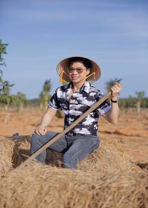 Về nông trại, Ngọc Sơn thoải mái hòa mình vào những hoạt động chân tay, tận hưởng giây phút rời xa phố thị, về với thiên nhiên trong lành.