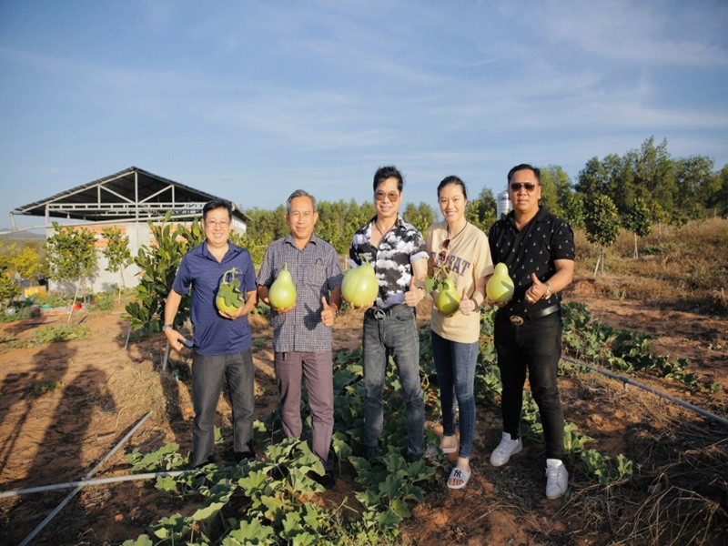 Nam ca sĩ chẳng hề nề hà các công việc chân tay và yêu thích việc hòa mình vào với những người nông dân.