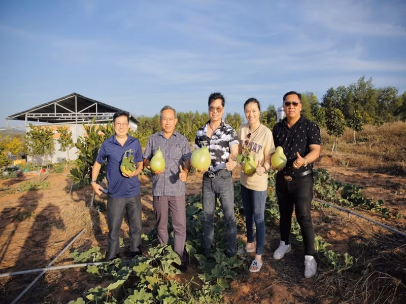 Nam ca sĩ chẳng hề nề hà các công việc chân tay và yêu thích việc hòa mình vào với những người nông dân.