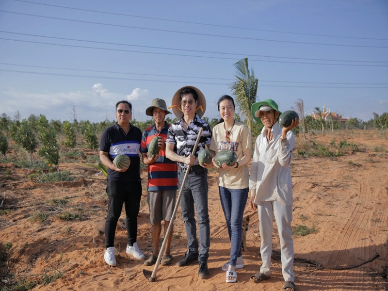 Làm nông dân, “ông hoàng nhạc sến” được “xả hơi”, thoải mái cả về thể chất lẫn tinh thần sau chuỗi ngày chạy show.