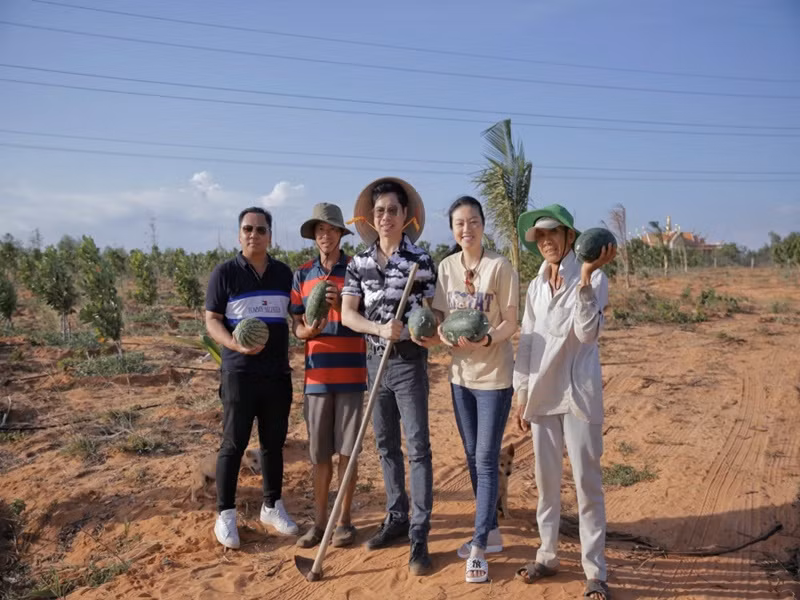 Làm nông dân, “ông hoàng nhạc sến” được “xả hơi”, thoải mái cả về thể chất lẫn tinh thần sau chuỗi ngày chạy show.