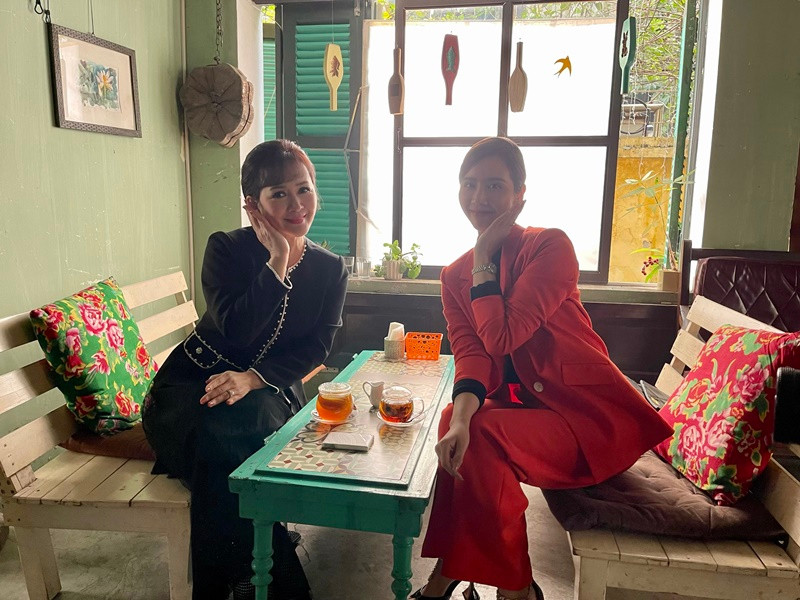 Đặc biệt, một điều làm Huyền Lizzie rất hạnh phúc với vai Vân Trang là ngoài việc có thêm một “bà mẹ” từ trên phim lẫn ngoài đời là NSƯT Thanh Quý, cô còn được khán giả khen là khá giống mẹ đẻ - NSND Minh Hòa.