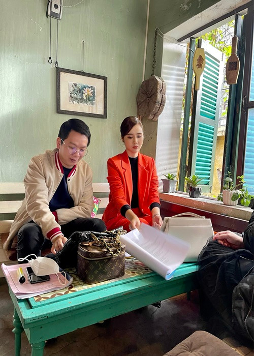 Về vai diễn Vân Trang, Huyền Lizzie cho biết, cô cảm thấy áp lực và lo lắng khi vào thời kỳ đầu tiên, cô phải diễn được ra cảm xúc của một người con đứng trước mặt mẹ đẻ lại phải vờ như không biết, tâm trạng đấu tranh giữa việc vừa mong ngóng người mẹ nhận ra mình lại vừa đau khổ vì mình chỉ như bao người trước mặt mẹ, thêm vào đó là cảm giác ân hận, có lỗi với mẹ nuôi vì khao khát nhận mẹ đẻ.