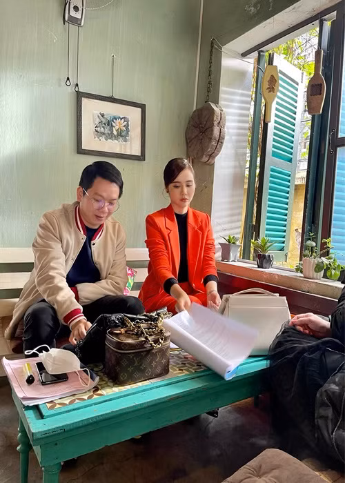 Về vai diễn Vân Trang, Huyền Lizzie cho biết, cô cảm thấy áp lực và lo lắng khi vào thời kỳ đầu tiên, cô phải diễn được ra cảm xúc của một người con đứng trước mặt mẹ đẻ lại phải vờ như không biết, tâm trạng đấu tranh giữa việc vừa mong ngóng người mẹ nhận ra mình lại vừa đau khổ vì mình chỉ như bao người trước mặt mẹ, thêm vào đó là cảm giác ân hận, có lỗi với mẹ nuôi vì khao khát nhận mẹ đẻ.