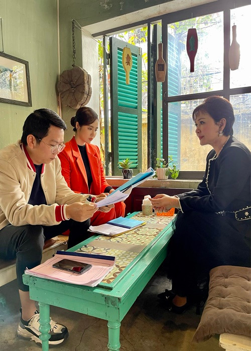 “Đó là cái tài của đạo diễn khi chọn diễn viên cho nhân vật, nhưng tôi cũng rất vui vì được khen giống cô Hòa”, Huyền Lizzie cho biết.