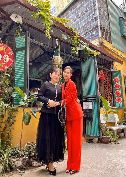 Tuy nhiên, sau giai đoạn đầu khó khăn ấy, Huyền Lizzie diễn xuất ngày càng “ngọt” nhờ sự giúp sức từ “mẹ đẻ”.