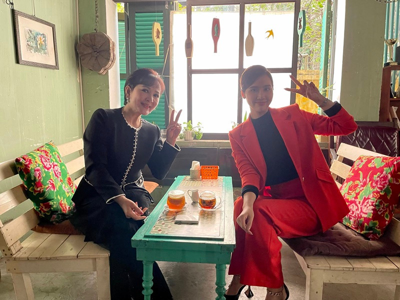 Huyền Lizzie chia sẻ thêm: “Cô Hòa còn luôn nâng đỡ bạn diễn vô cùng tâm huyết và nhiệt tình, nhất là trong những cảnh quay khó. Có nhiều cảnh quay cận Huyền, nhưng cô vẫn diễn đẩy cảm xúc lên cao nhất như khi chính cô quay cận để hỗ trợ Huyền diễn. Nhờ vậy mà Huyền đã vượt được qua nhiều cảnh khó và được khán giả khen ngợi. Được làm việc với cô, Huyền trưởng thành lên rất nhiều”.