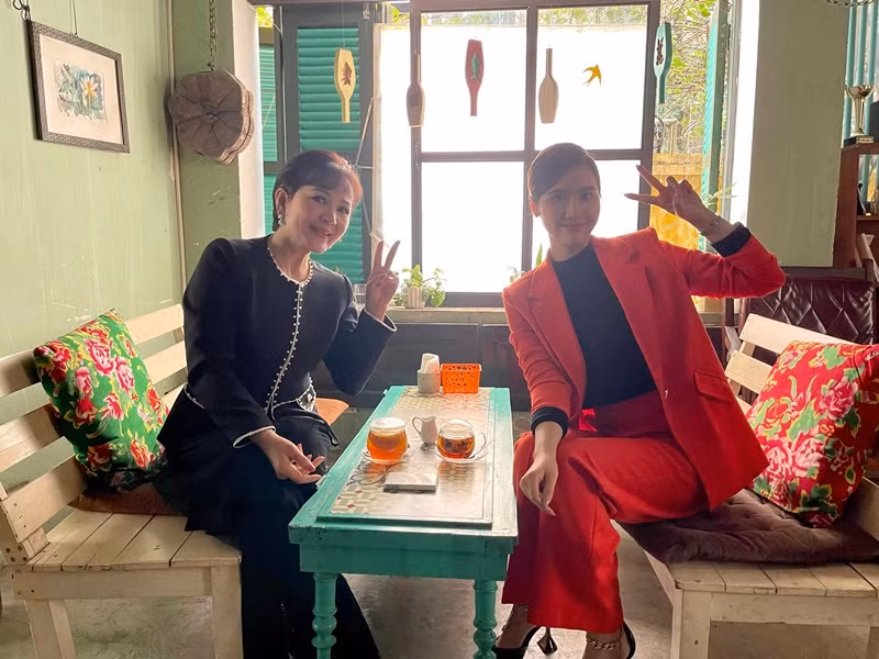 Huyền Lizzie chia sẻ thêm: “Cô Hòa còn luôn nâng đỡ bạn diễn vô cùng tâm huyết và nhiệt tình, nhất là trong những cảnh quay khó. Có nhiều cảnh quay cận Huyền, nhưng cô vẫn diễn đẩy cảm xúc lên cao nhất như khi chính cô quay cận để hỗ trợ Huyền diễn. Nhờ vậy mà Huyền đã vượt được qua nhiều cảnh khó và được khán giả khen ngợi. Được làm việc với cô, Huyền trưởng thành lên rất nhiều”.