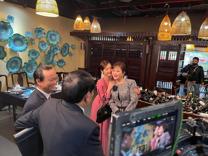 Vân Trang của “Thương ngày nắng về” tiết lộ, ban đầu, khi diễn cùng nghệ sĩ Minh Hòa, cô khá lo lắng, hồi hộp làm sao có thể diễn ăn ý nhất được vì NSND Minh Hòa vừa quá đẹp lại diễn quá giỏi.