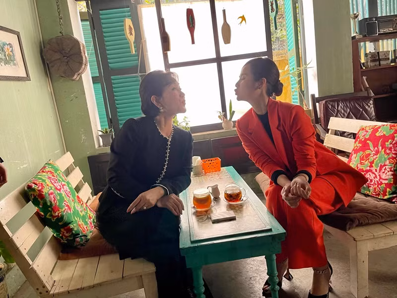 Huyền Lizzie chia sẻ, nghệ sĩ Minh Hòa tương tác rất vui vẻ và tình cảm ở hậu trường để Huyền Lizzie có tâm lý thoải mái trước cảnh quay.