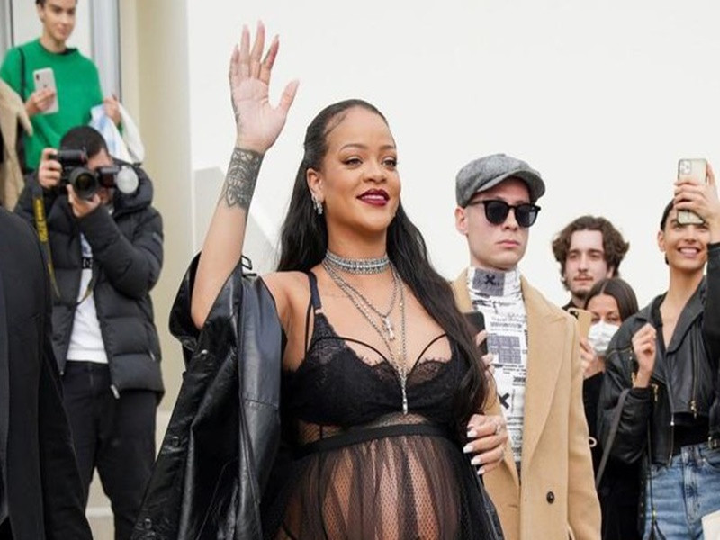 Theo Daily Mail, Rihanna và A$AP Rocky sẽ kết hôn sau khi đón con đầu lòng. "Chắc chắn cặp đôi sẽ cưới nhau. Rihanna tâm sự với bạn bè rằng cô muốn ở bên A$AP Rocky mãi mãi, và nam rapper cũng vậy", nguồn tin chia sẻ. Ảnh: Tiền Phong
