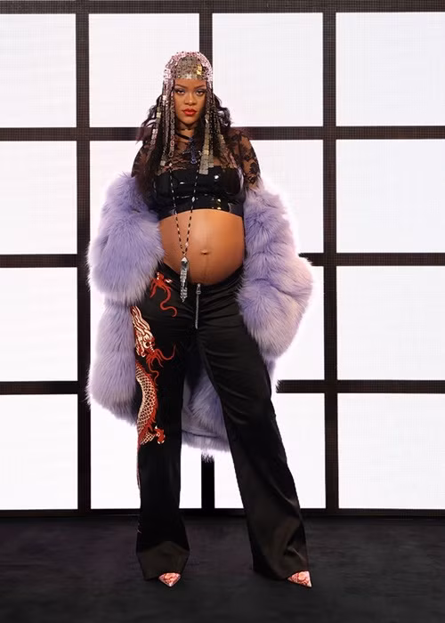 Đi dạo phố hay tham gia sự kiện giải trí, "bà bầu" Rihanna luôn trở thành tâm điểm chú ý nhờ vẻ ngoài gợi cảm. Ảnh: Elle