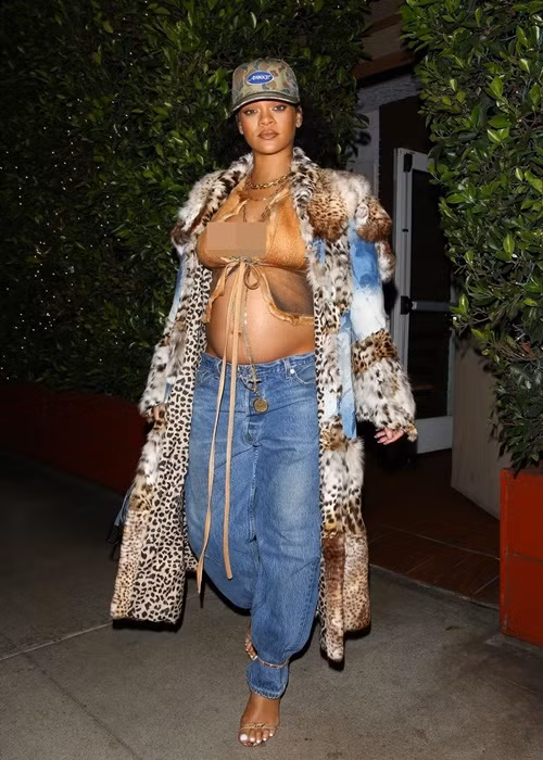 Đi ăn tối, ca sĩ Rihanna khoe bụng bầu với áo croptop buộc dây. Ảnh: Elle