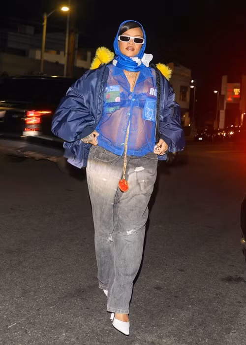 Rihanna lựa chọn trang phục xuyên thấu để khoe bụng bầu. Ảnh: Harpersbazaar