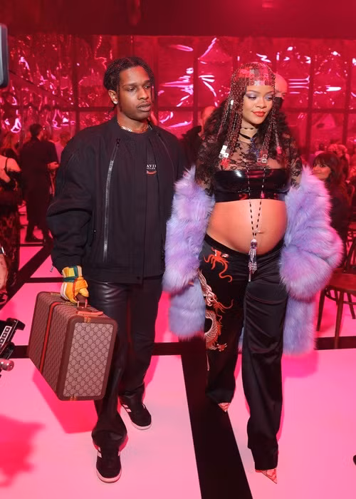 Hồi tháng 8/2021, tạp chí Forbes công bố danh sách những người giàu có nhất thế giới tính đến 2021. Trong đó, Rihanna là nữ ca sĩ giàu nhất thế giới, nghệ sĩ giải trí giàu thứ 2 thế giới (sau Oprah Winfrey). Ảnh: Harpersbazaar