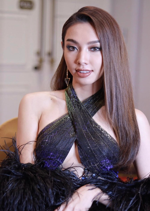 Người đẹp chuộng các mẫu trang phục cắt khoét ngực.