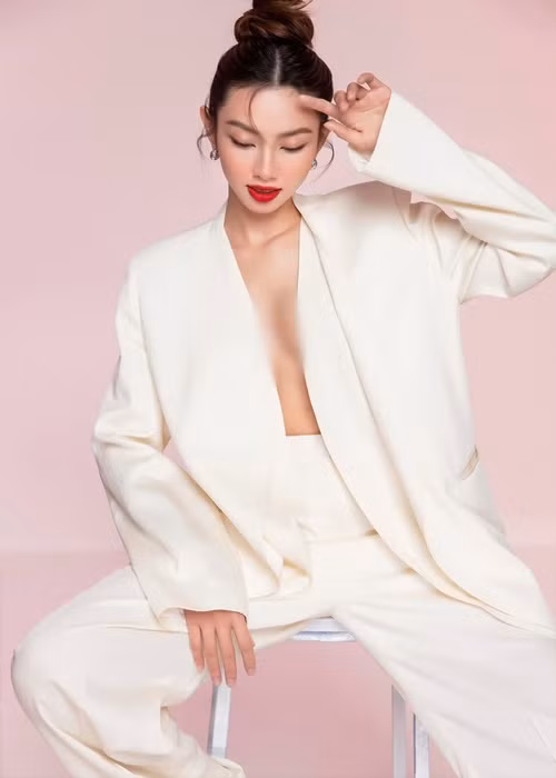 Thùy Tiên còn khéo khoe vòng một gợi cảm với vest, không nội y.